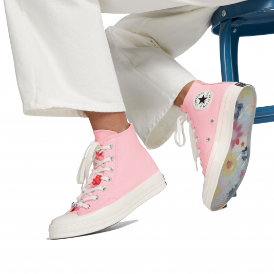 Pink sole deals converse