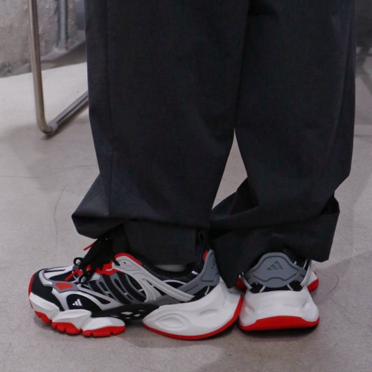 XLG Runner Deluxe Core Black/Better Scarlet/Wonder White