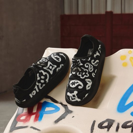 Campus Triangle M Black/Milk White