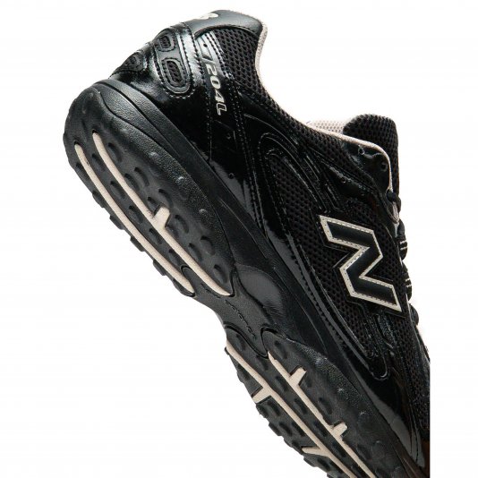 204L Black/Timberwolf/White
