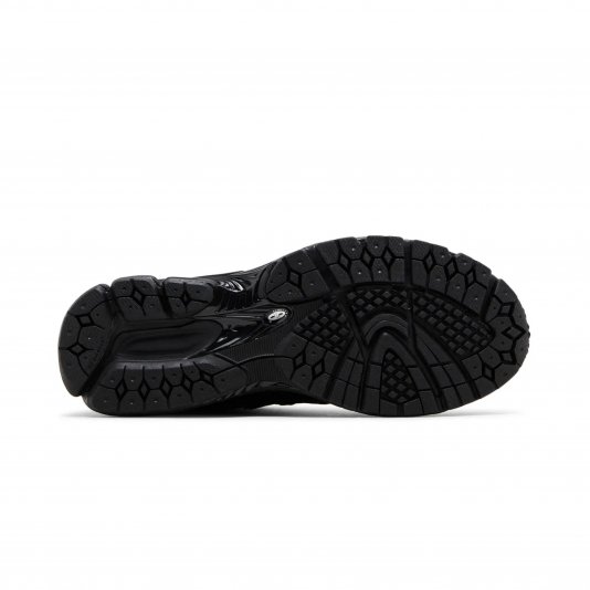 2002R Black/Black/Metallic