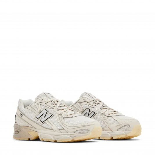 740 Moonbeam/Arid Stone/Black