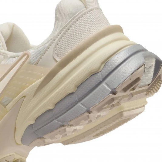 V2K Run Pale Ivory/Coconut Milk/Sand Drift