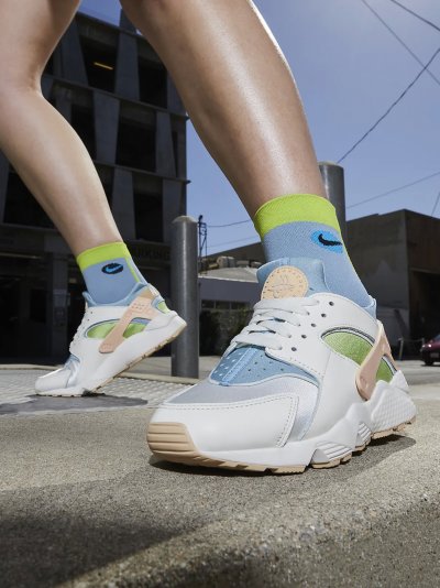 Air Huarache SE Sail/Worn Blue/Vivid Green/Arctic Orange